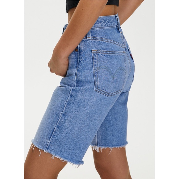 NEW Levi’s 501 Mid Thigh Distressed Jean Shorts 25 - Picture 3 of 13